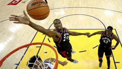 Los Toronto Raptors derrotaron este miércoles 123-109 a unos diezmados Golden State Warriors, que no pudieron contar con Kevin Durant, Klay Thompson ni Kevon Looney por lesión y acabaron sucumbiendo en el tercer encuentro de la Final a pesar de la histórica exhibición de Stephen Curry con 47 puntos. Los canadienses, que dominaron la contienda de principio a fin gracias al juego coral, recuperaron así el factor cancha y se adelantaron 2-1 en la serie. Los vigentes campeones no pudieron remontar el punto bajo de las bajas de dos de sus tres mayores talentos ofensivos y Curry no fue suficiente para dejar la victoria en casa. El cuarto partido se disputará el viernes, de nuevo en el Oracle Arena de Oakland. Juego 1, 30 de mayo: Raptors a Warriors 118-109 Juego 2, 2 de junio: Warriors en Toronto 109-104 Juego 3, 5 de junio: Raptors a Warriors 123-109 Juego 4, 7 de junio: Toronto en Oakland Juego 5, 10 de junio: Golden State en Toronto Juego 6, 13 de junio: Toronto en Oakland (si es necesario) Juego 7, 16 de junio: Golden State en Toronto (si es necesario)