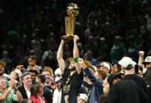 Jayson Tatum levanta el trofeo de Boston Celtics 18 veces campeón NBA,