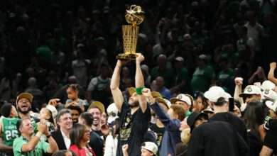 Jayson Tatum levanta el trofeo de Boston Celtics 18 veces campeón NBA,