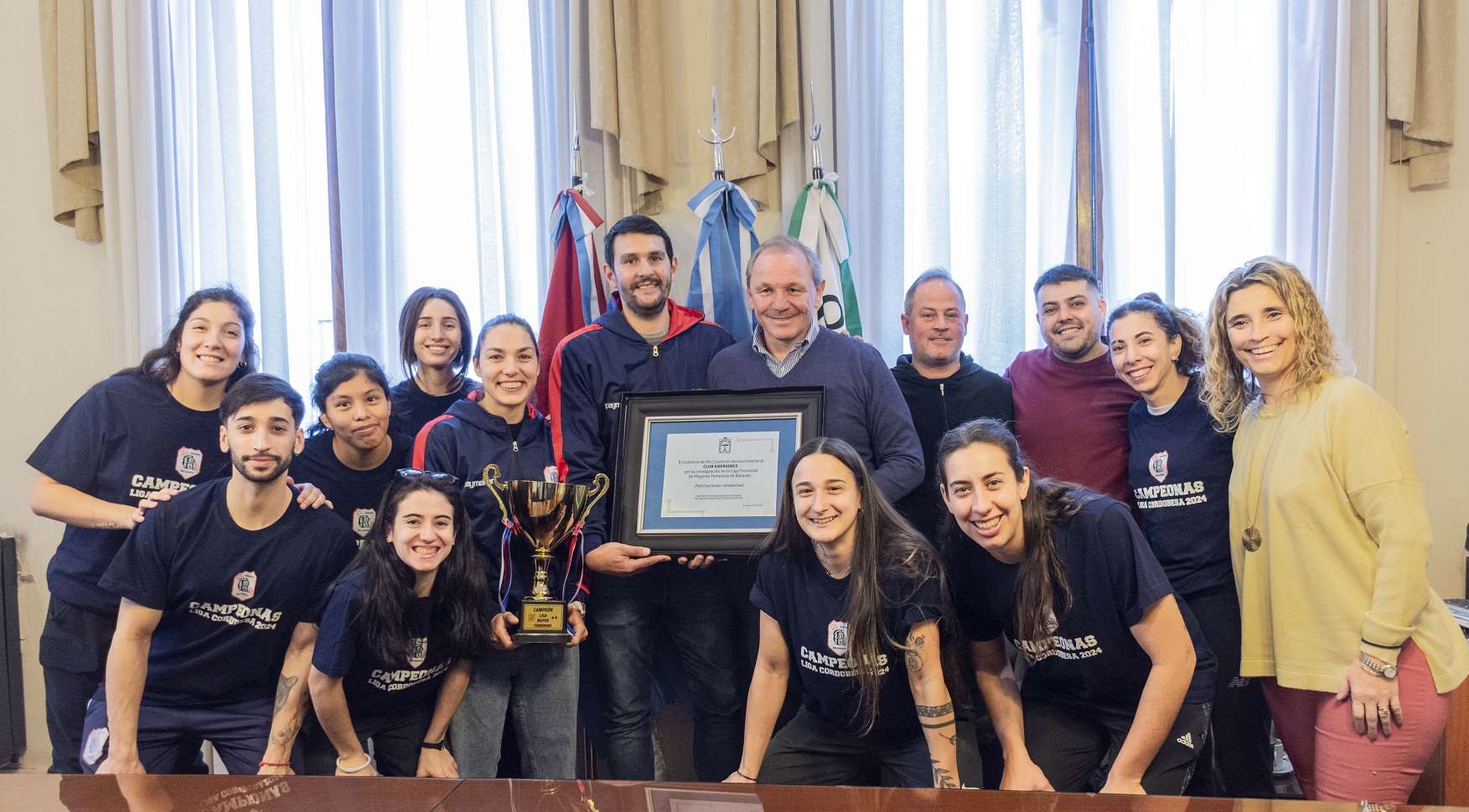 El plantel femenino de Gorriones, con Guillermo De Rivas, el intendente de Río Cuarto.