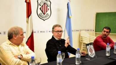 Rubén Magnano en conferencia de prensa, acompañado por Marcelo Jiménez y Mariano Ferro