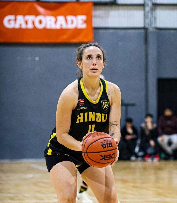 Amanda Offman la ayuda base nacida en el Bochas y de paso por el basquet internacional