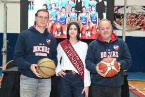 El manager del equipo, José Nou, y el presidente del Bochas, Guillermo Cragnolini, con la vice reina de la Vendimia