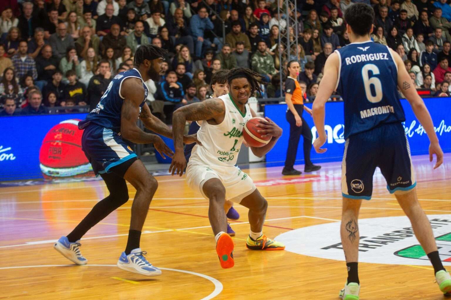 Sanders volvió a ser hombre clave en el juego y Atenas ganó.