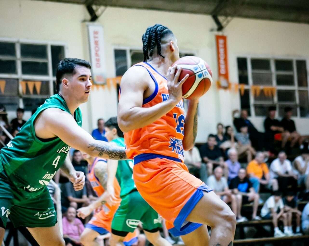 Benjamín Herrera chequea a Zondrick Vala Garrett II