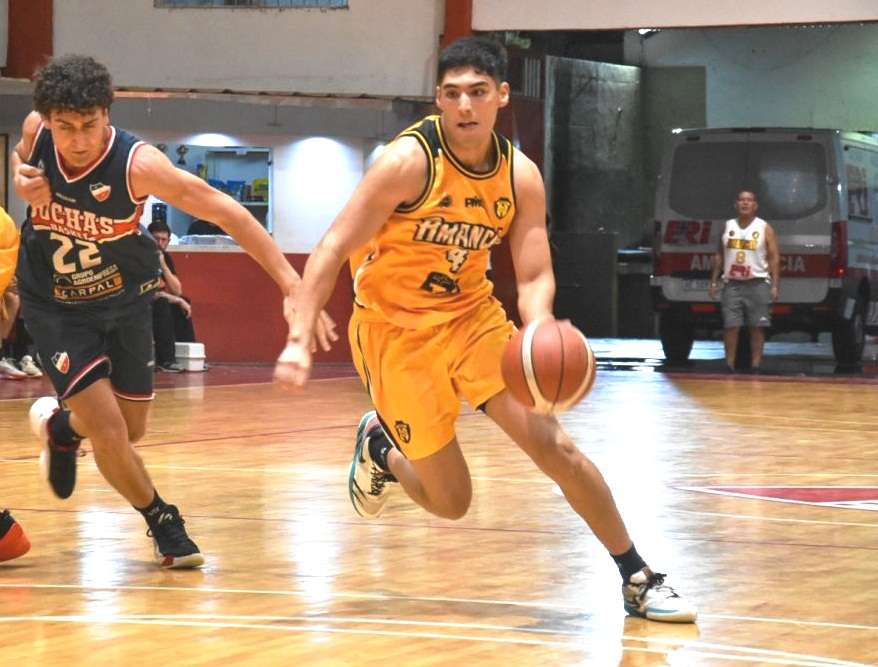 Esteban Caffaro, de 8 puntos y 2 rebotes, persigue a Juan Aragón de 5 rebotes