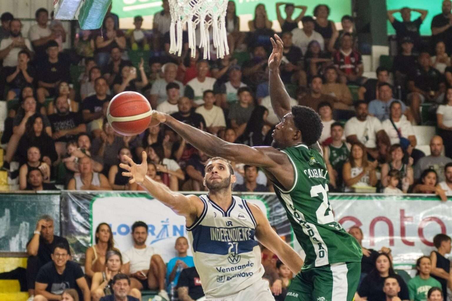 Dura lucha entre Enzo Filippetti y Brian Carabali