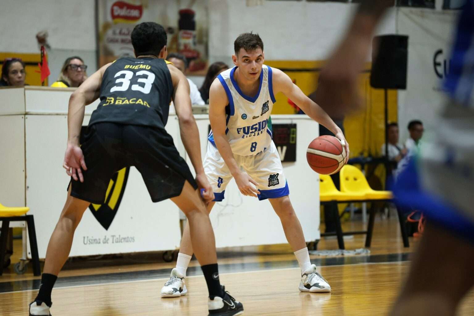 Carlos Buemo frena a Gabriel Kalalo