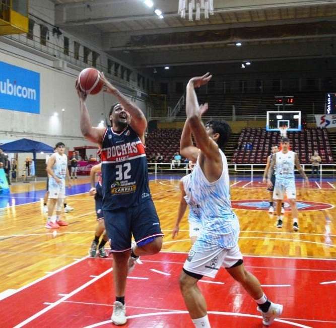 Maurice Walton fue doble figura y le dio el doble de la victoria a Bochas